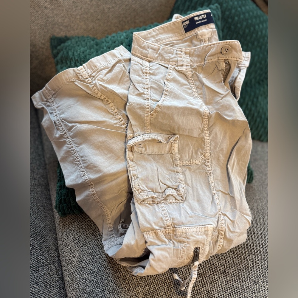 Hollister Light Tan Low-Rise Baggy cargo pants